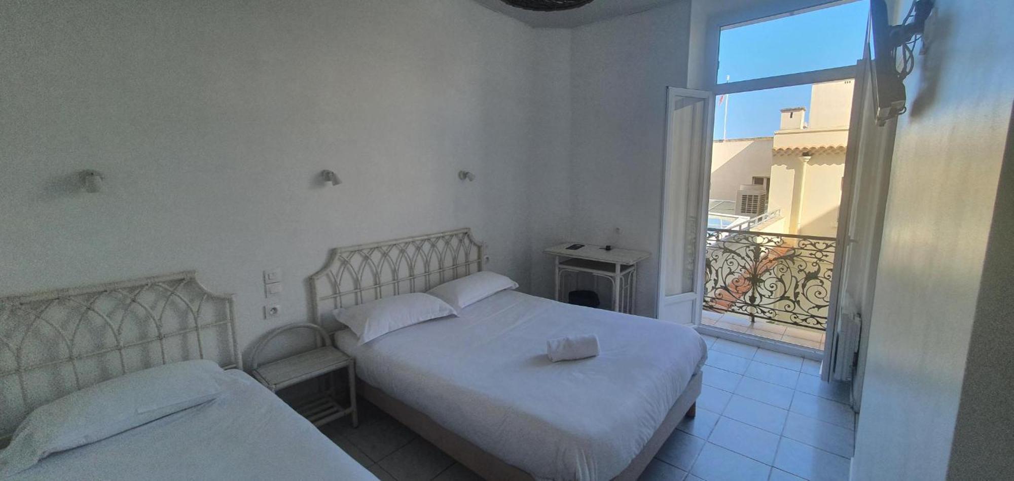 Hotel L'Oustaou Le Lavandou Bagian luar foto