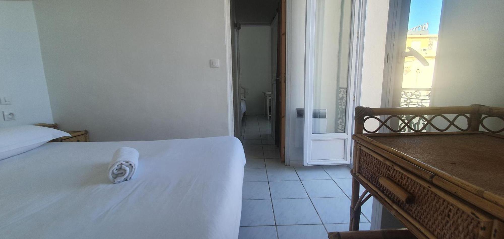 Hotel L'Oustaou Le Lavandou Bagian luar foto