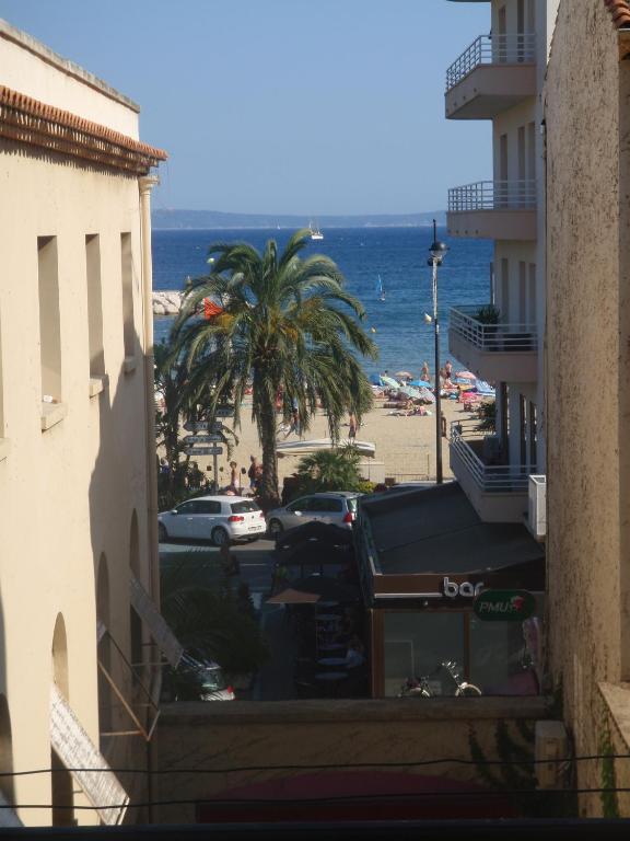 Hotel L'Oustaou Le Lavandou Ruang foto