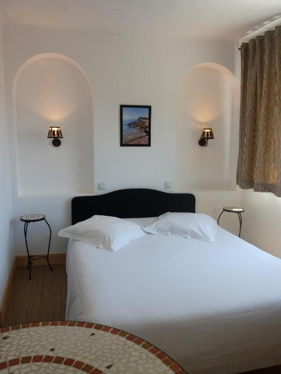 Hotel L'Oustaou Le Lavandou Bagian luar foto