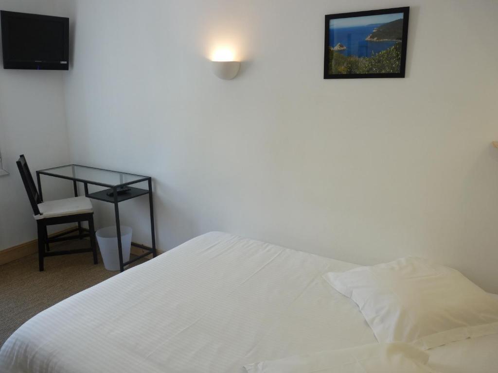 Hotel L'Oustaou Le Lavandou Bagian luar foto