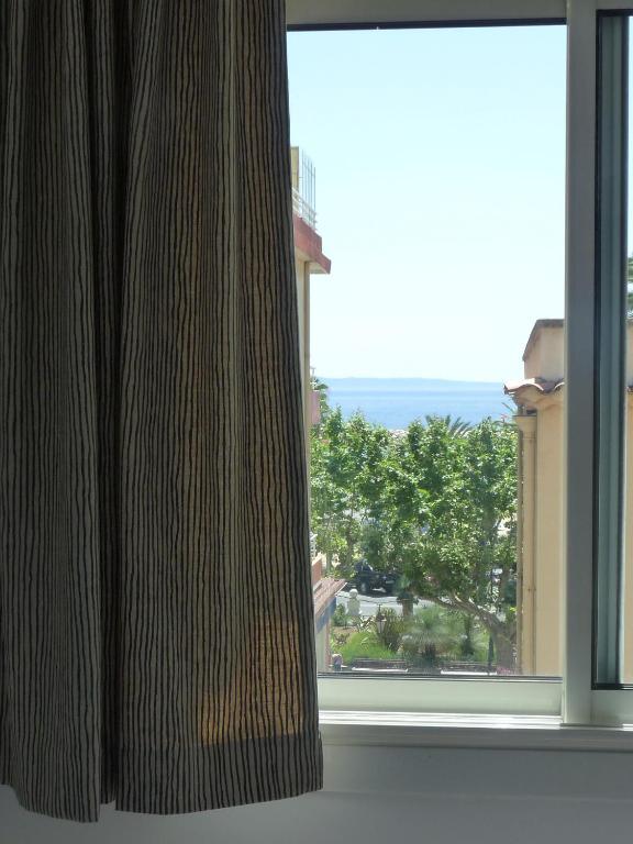 Hotel L'Oustaou Le Lavandou Ruang foto